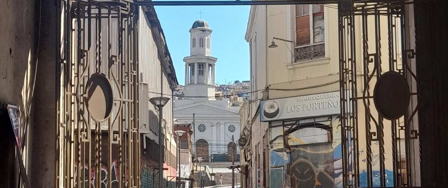 Architecture Tour in Valparaíso, Chile through ten public spaces that reveal its urban identity.